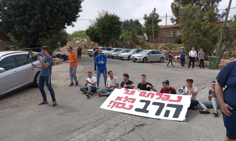 המחאה בישיבת נחלים מחריפה: "נעשה מה שצריך"