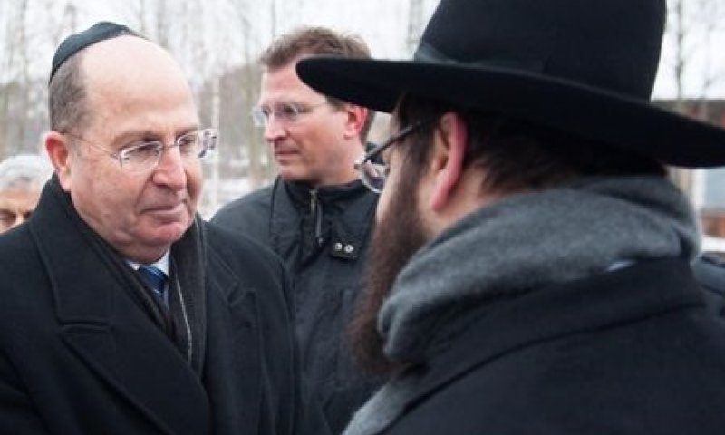 שר הביטחון לרב בברלין: אעמוד על העקרונות שלנו