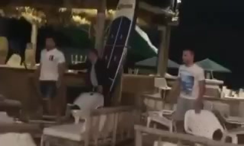 קטטה אלימה והשלכת כיסאות בחוף פולג. צפו