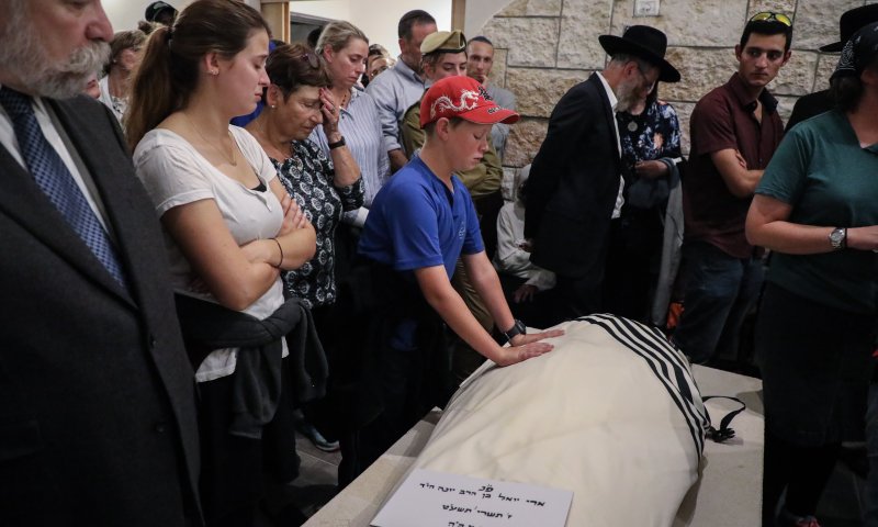 "נפרד ממך בן שלי": המונים בהלוויית ארי פולד הי"ד