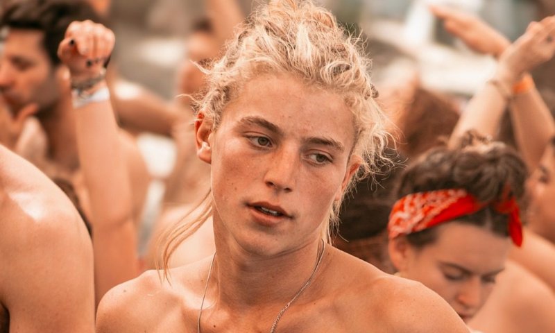 קשת קסרוטי הי"ד רקד עם ספר תורה, שעות לפני שנרצח בנובה