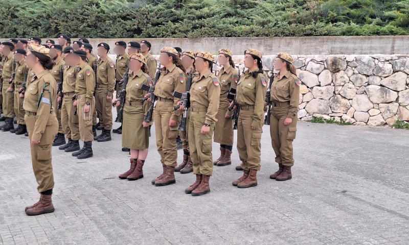 טקס סיום נפרד: המט"קיות לא הורשו לצעוד עם המט"קים. צפו