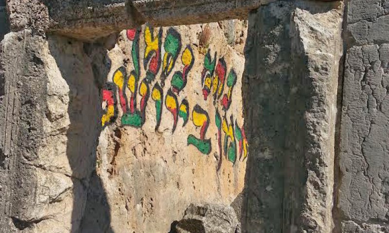 גועל נפש: כתובות "נ נח" על קירות בית כנסת עתיק