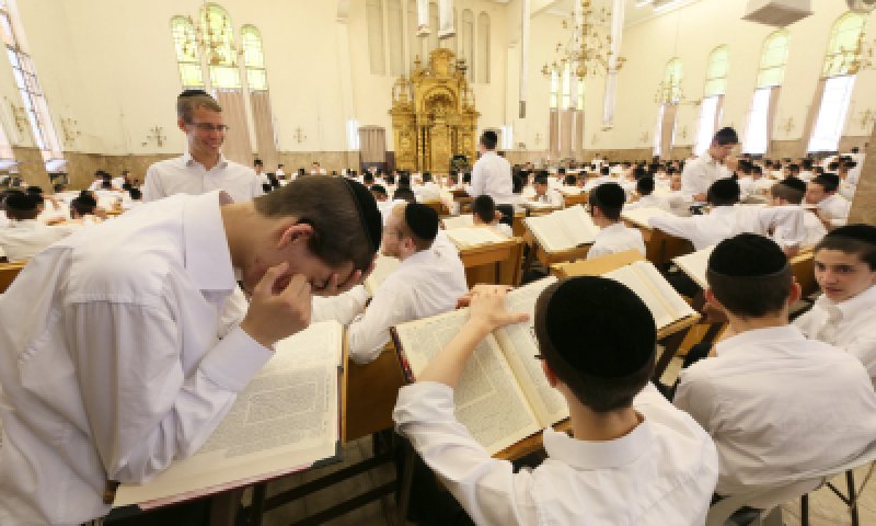 איך רבנים ולומדי תורה מקבלים כסף כשהרמב"ם אסר?