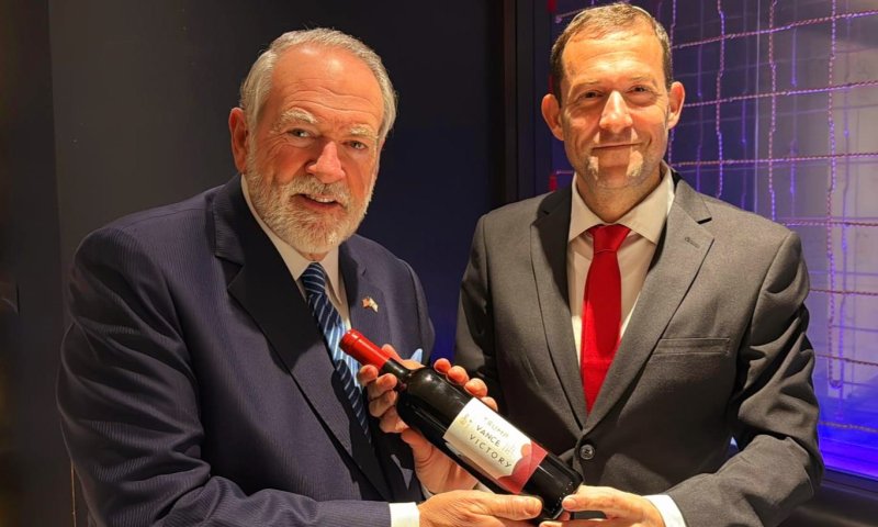 מייק האקבי ליוסי דגן: "מצפה לשוב ליהודה ושומרון"