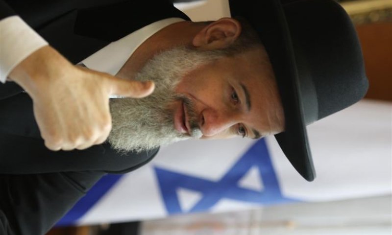 הרב מצגר: חיילים צריכים לצאת מהאולם בעת שירת נשים