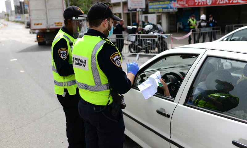 סרב להזדהות, ואיים לפטר את השוטרים