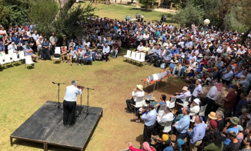 "בכפר עציון המתחדשת נפל היום שר וגדול בישראל"