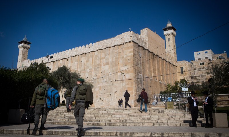תפילת יום ירושלים מחוץ למערת המכפלה. בושה