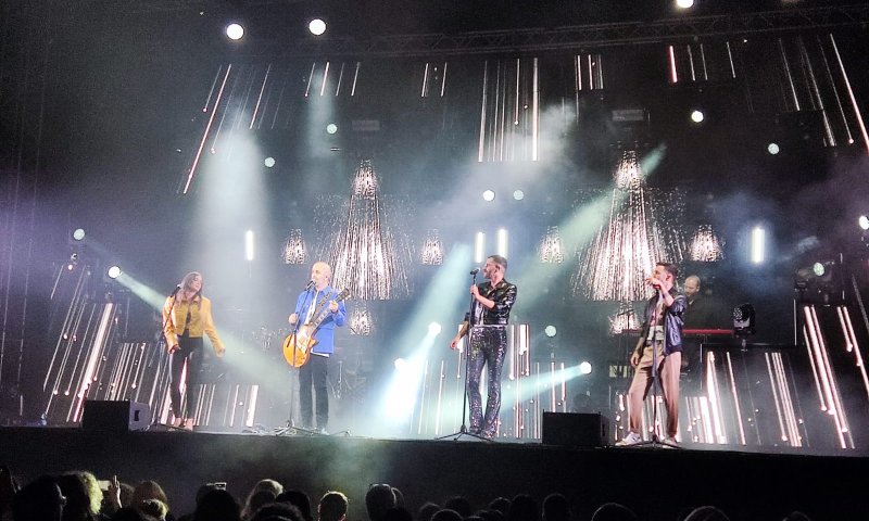 עילי בוטנר וילדי החוץ בביצוע מארחים את אביב אלוש