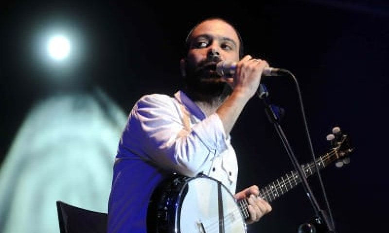 עמיר בניון בהופעה &ndash; סוג של קפיצת הדרך אל עצמנו