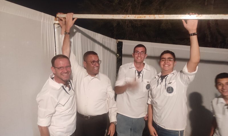 משה ליאון ובני עקיבא במיזם בונים סוכה ביחד