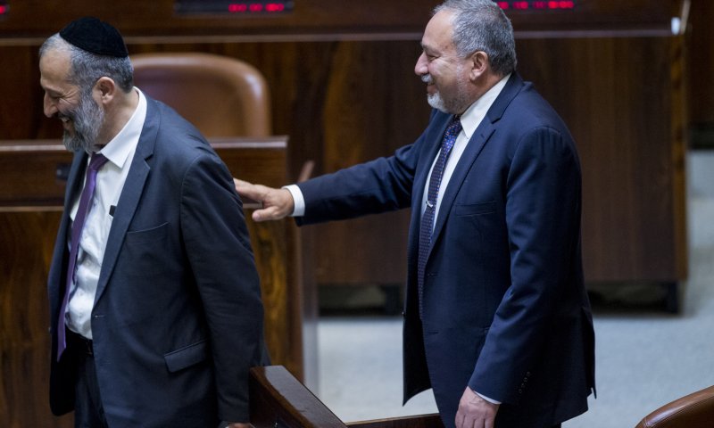 דרעי הבוקר, ליברמן בערב: פגישות מכריעות עם נתניהו