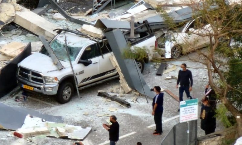 &rlm;הרצליה: גגון מרפסת סמוך לערוץ הספורט &ndash; קרס | צפו
