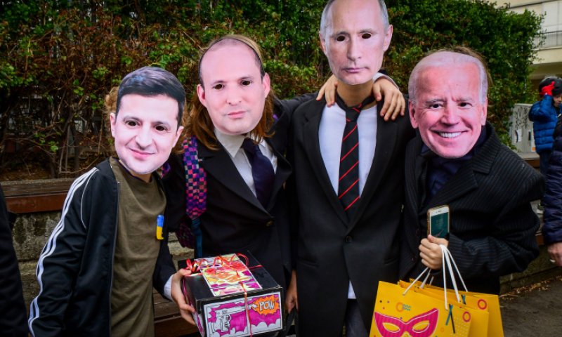 האדם "מחפש" את עצמו: או האם יש גיל לתחפושת?