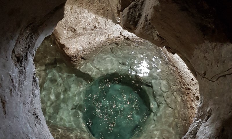 מתחת לכנסייה התגלה מקווה עם כיתוב בעברית