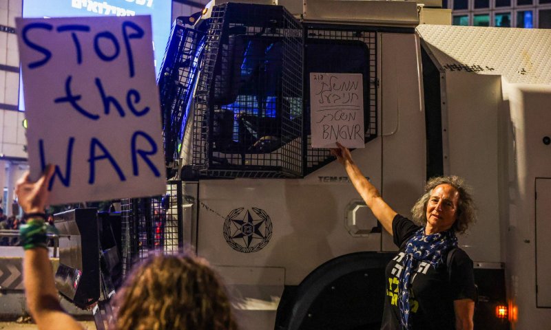 2 שוטרים נפצעו בהתפרעות מפגינים בקפלן