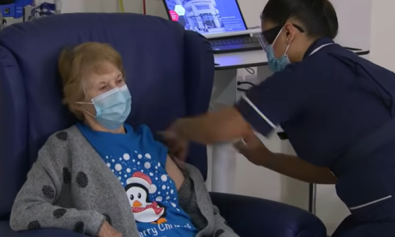 המחוסנת הראשונה בעולם: "הייתה לי שנה נפלאה"