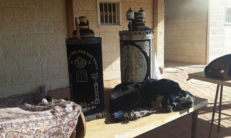 ליבנה: בית הכנסת עלה באש, ספרי התורה חולצו