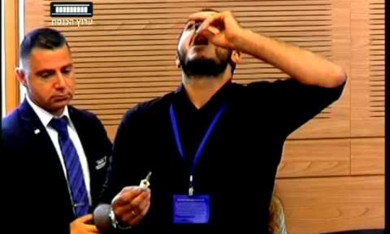 הזוי: שתה שמן קנאביס בכנסת ועורר מהומה. צפו