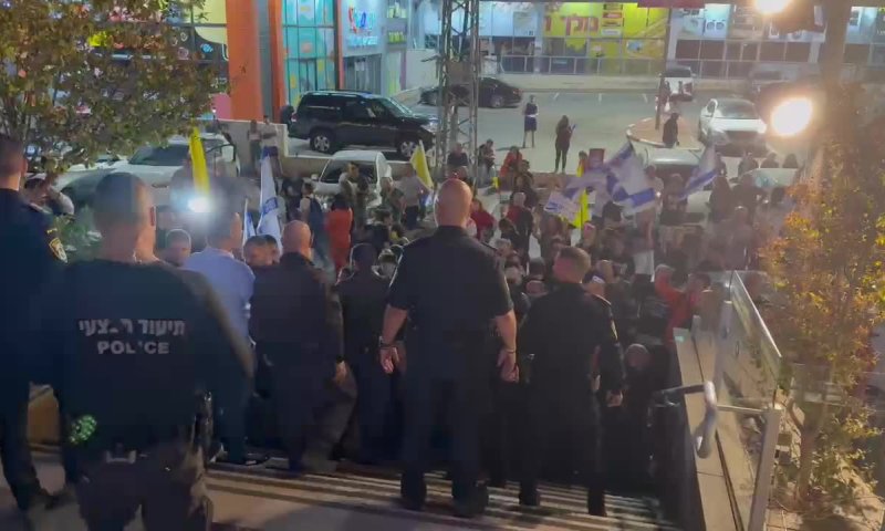 מפגיני שמאל התפרעו בהרמת כוסית של הליכוד