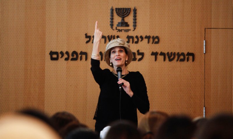 המפגינים עברו מתחת לבית של הרבנית; כך היא הגיבה