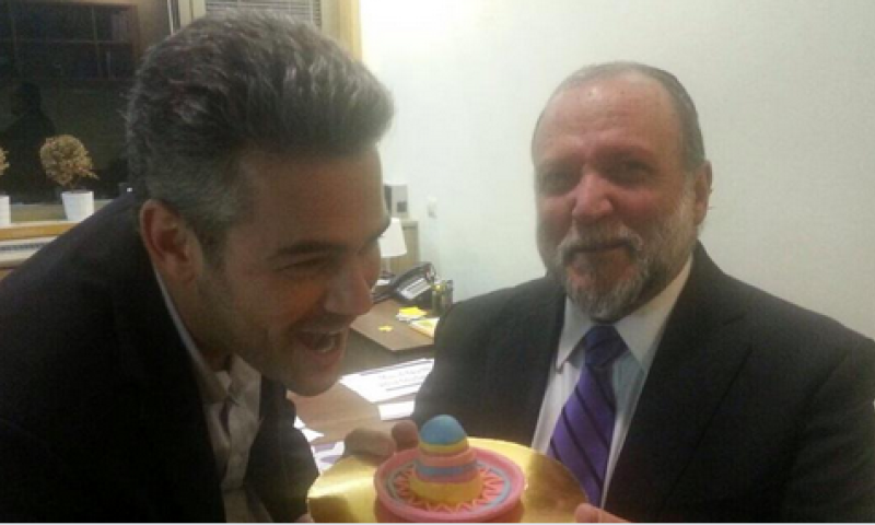 צפו: הבטיח לאכול את הכובע ומקיים