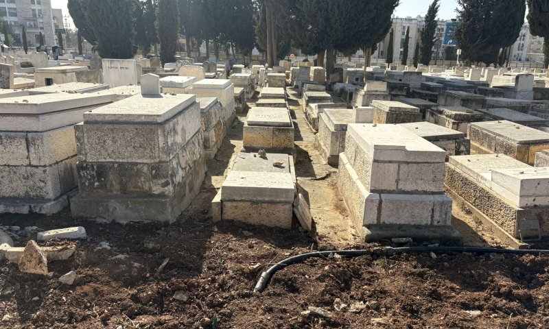 בעקבות הגשמים: קברים שקעו וקרסו בבית הקברות סנהדריה בירושלים