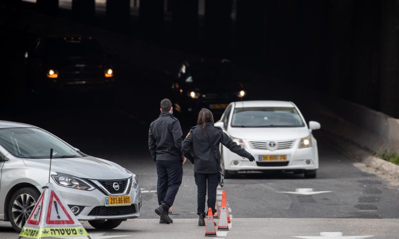 שוטרים חשדו בנהג ומצאו 2 מזוודות מלאות בסמים