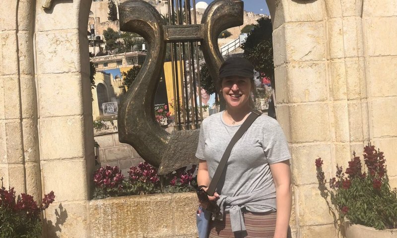 רגע לפני הנאום: הכוכבת ההוליוודית עוצרת בירושלים הקדומה