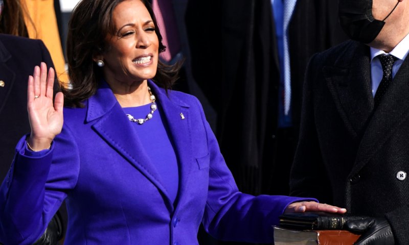 קמלה האריס במסר חזק דרך הבגדים שבחרה להשבעה