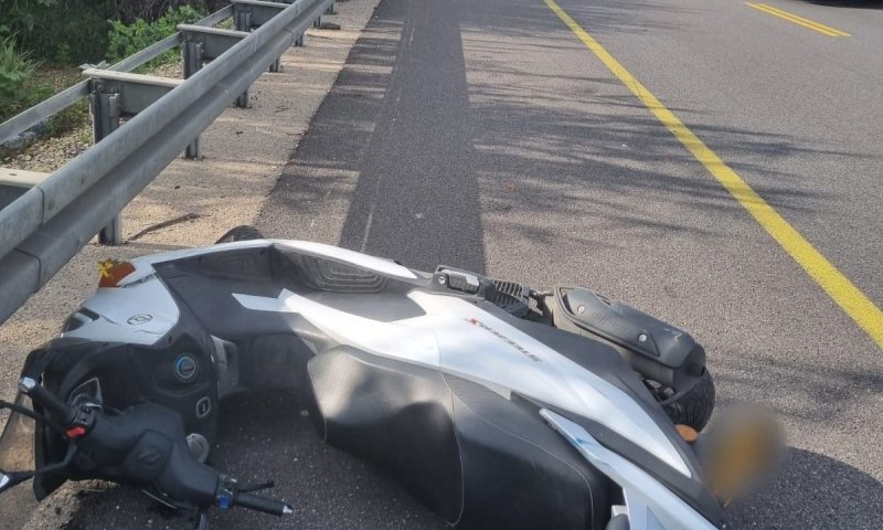 כביש 4: רוכב אפנוע נפגע ממשאית, מצבו קשה