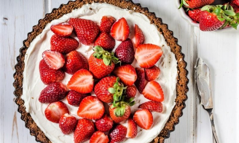 סוף עונת התותים: מתכון לעוגת שבת מסכמת