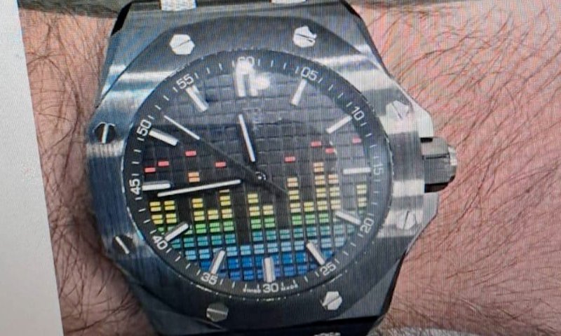 תיעוד: שדדו שעוני יוקרה בשווי מילוני שקלים עם אקדח וגז פלפל