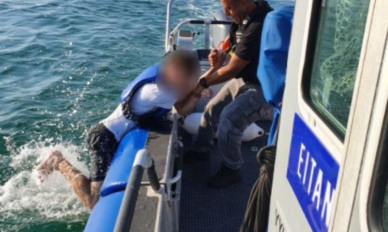 אותר באפיסת כוחות: בן 19 נסחף לעומק הים בהרצליה