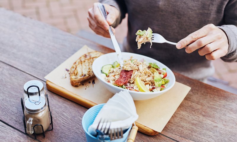 החוקרים מגלים: זה הזמן הכי גרוע לארוחת צהריים