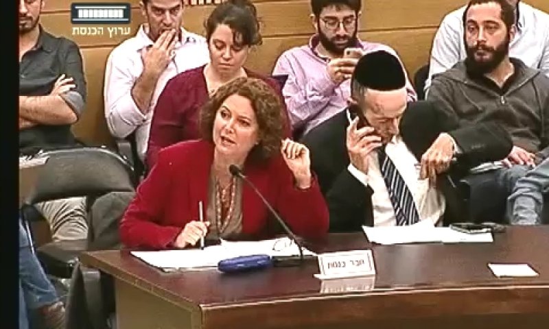 חוק המישוש: ארדן למיכל רוזין "את בורה". צפו