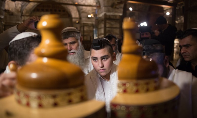 "ירדו מהפסים": הרב אבינר נגד המנהג העתיק בביהכ"ס
