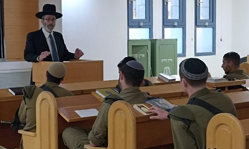 לאחר שהשתחרר: המועמד הסרוג לרבנות הרביץ תורה לחיילים