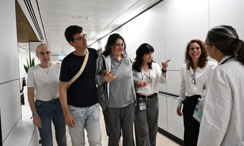 תיעוד ראשון: אליזבט צ'ורקוב נפגשה עם בני משפחתה | צפו