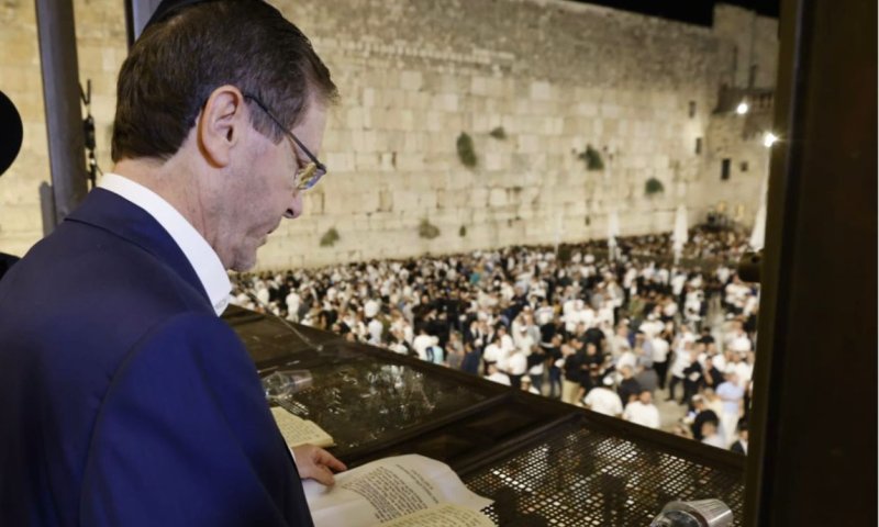 צפו. הרצוג נפגש עם שורדות השבי במהלך סליחות בכותל