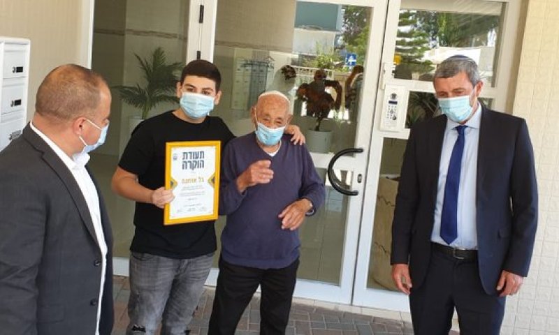 הרב רפי העניק תעודה לנכד שעבר לגור עם סבא שלו