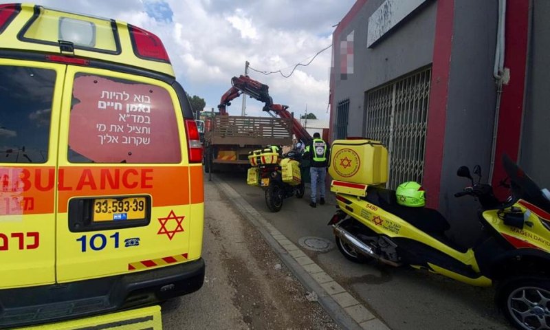 מפרץ חיפה: פועל כבן 50 נהרג מפגיעת מנוף