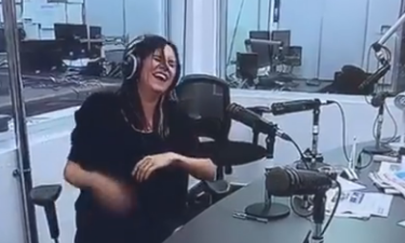 צפו: אמילי עמרוסי מתפוצצת מצחוק בשידור