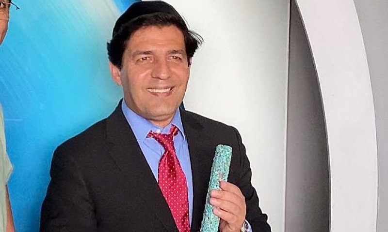 קביעת מזוזה בבית האח הגדול עם האח הגדול בעצמו