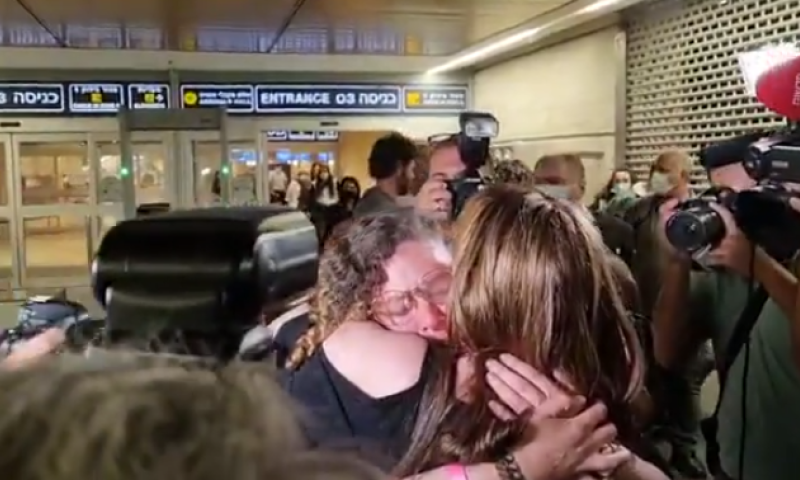 אחרי ששבה ארצה: משפחת מונסונגו במסיבת הודיה