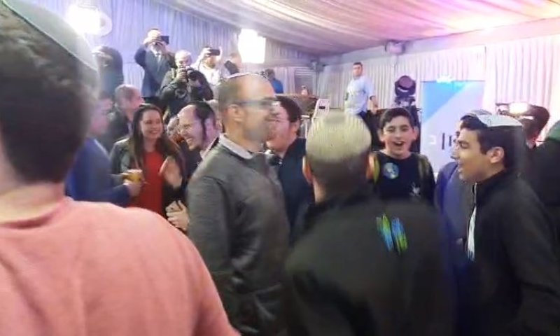 צפו: שירת "עם ישראל חי" במטה ימינה