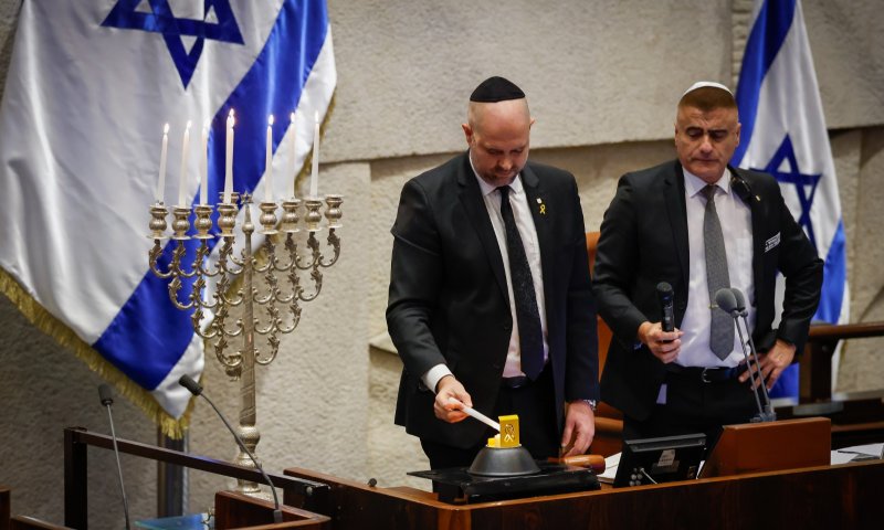 לראשונה בתולדות המשכן: נר חנוכה הודלק במליאת הכנסת