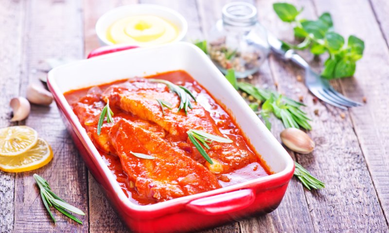 סורגים שבת: מתכון לדג ברוטב עגבניות עשיר