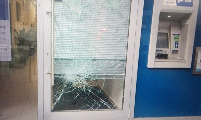 בבני ברק ורמת גן: נעצר חשוד ששדד סניף בנק ודואר ופצע פקיד